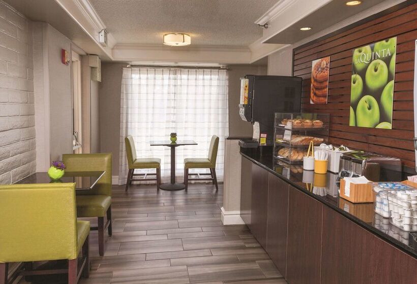 Отель La Quinta Inn By Wyndham Ventura