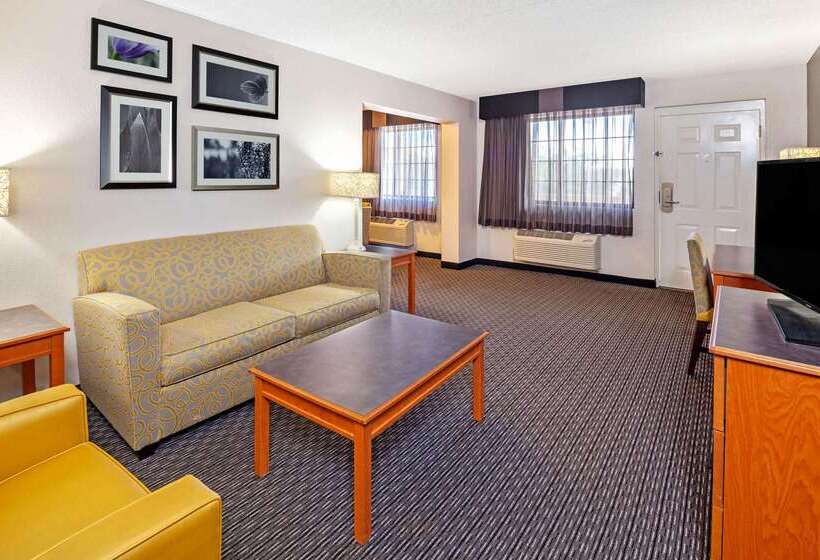 Отель La Quinta Inn By Wyndham Ventura