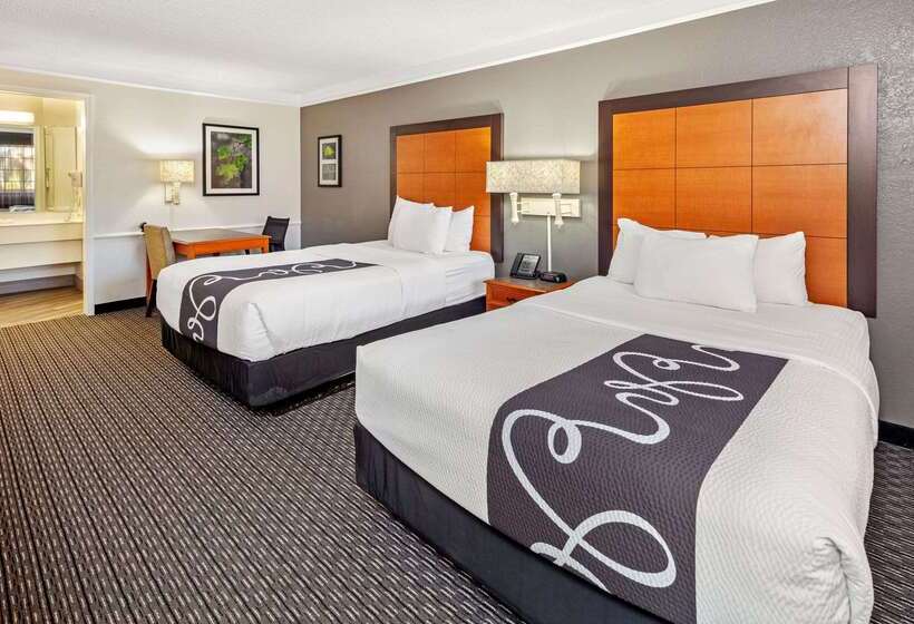 Отель La Quinta Inn By Wyndham Ventura