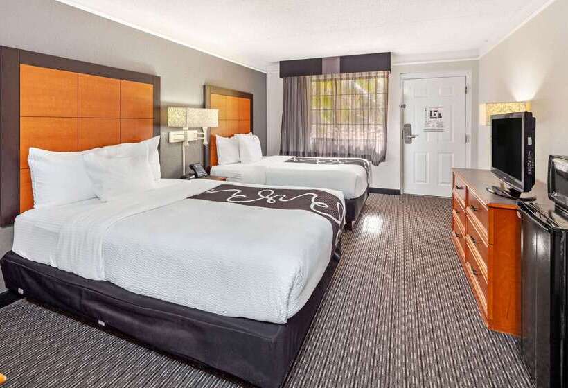 Отель La Quinta Inn By Wyndham Ventura