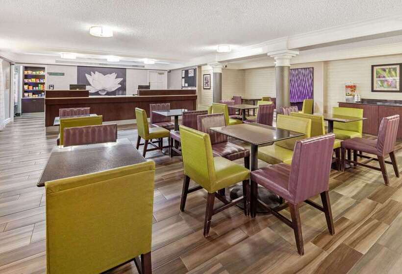 Отель La Quinta Inn By Wyndham Ventura