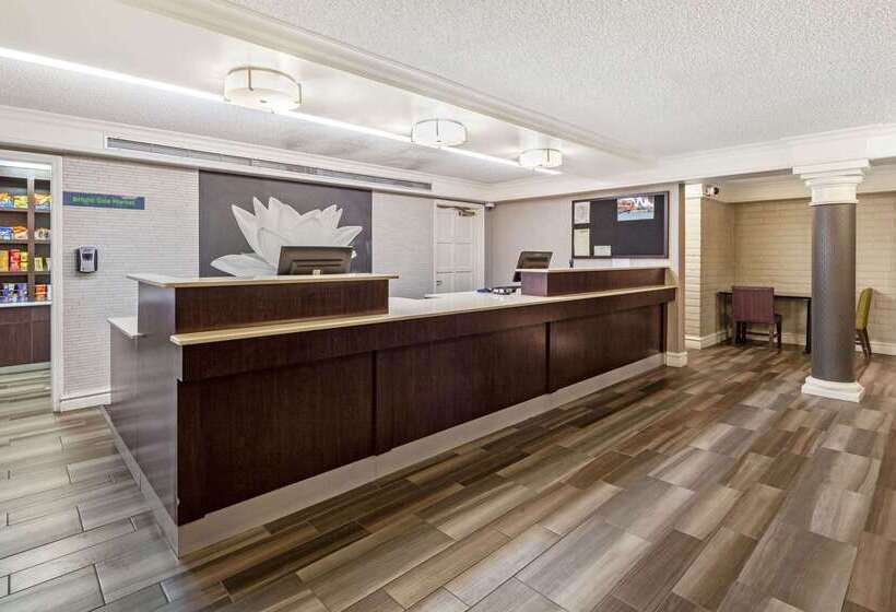 هتل La Quinta Inn By Wyndham Ventura