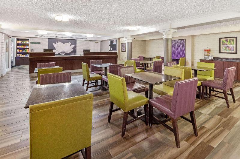 Отель La Quinta Inn By Wyndham Ventura