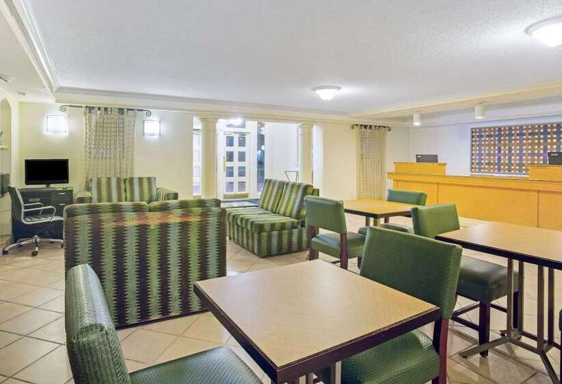 ホテル La Quinta Inn By Wyndham Victoria