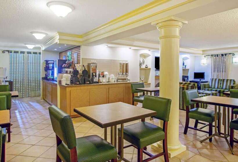 ホテル La Quinta Inn By Wyndham Victoria