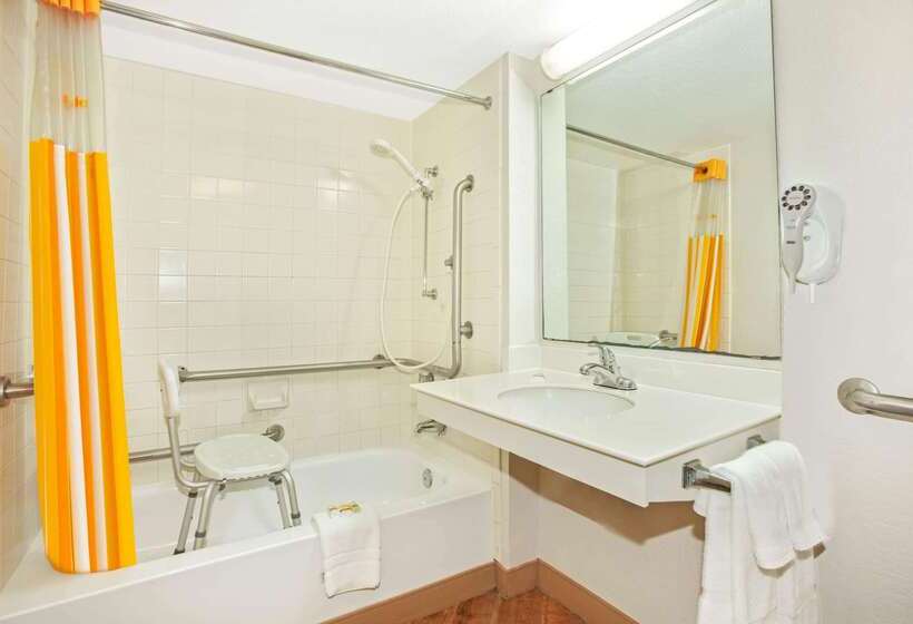 ホテル La Quinta Inn By Wyndham Victoria