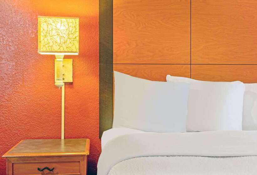 ホテル La Quinta Inn By Wyndham Victoria