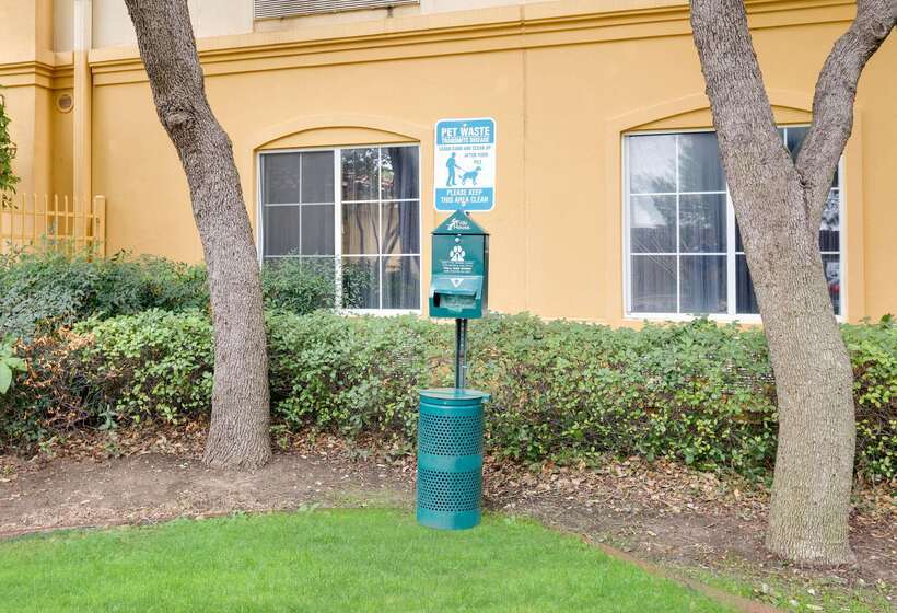 Отель La Quinta By Wyndham Dallas North Central