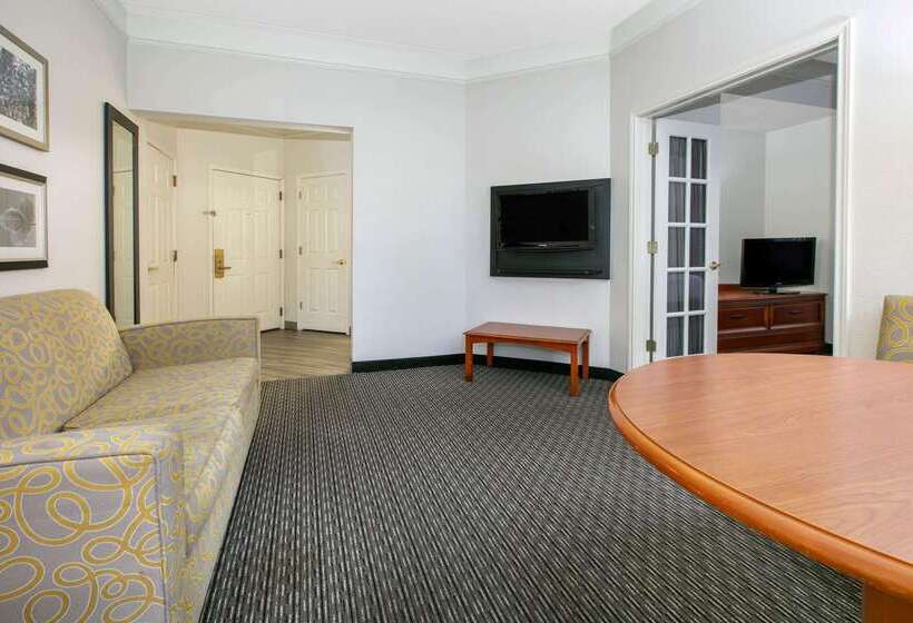 Отель La Quinta By Wyndham Dallas North Central