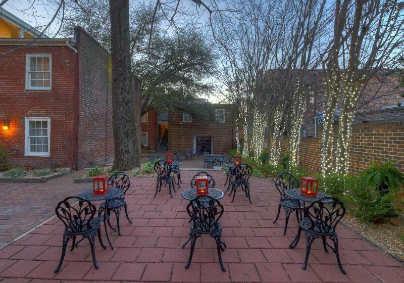 בית מלון כפרי Linden Row Inn