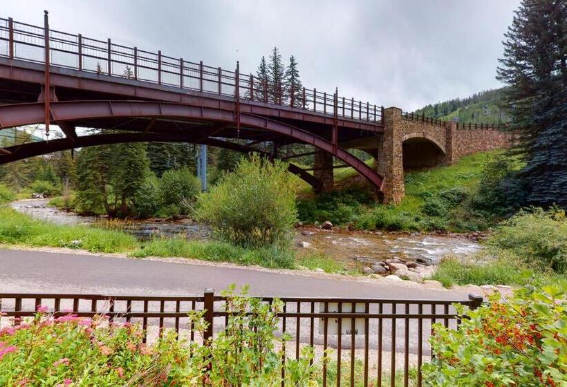 בית מלון כפרי Lion Square Lodge