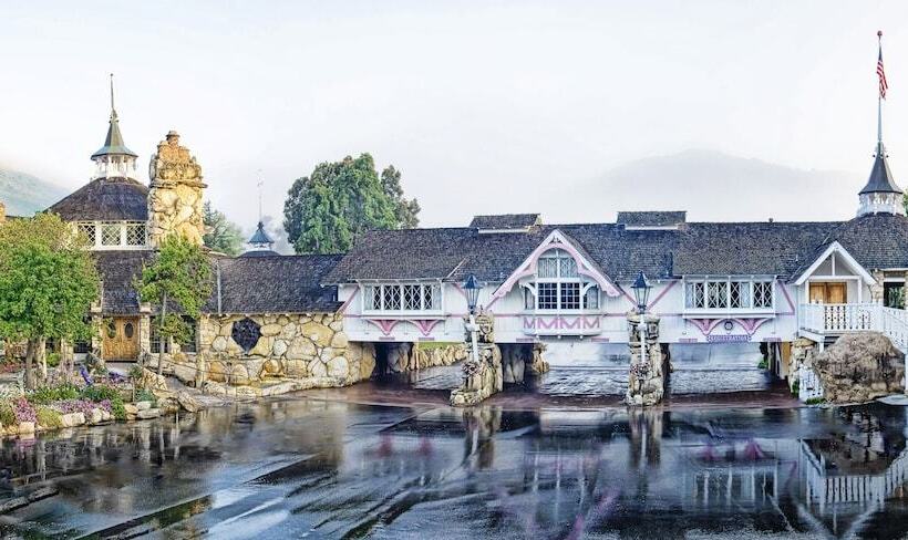 בית מלון כפרי Madonna Inn