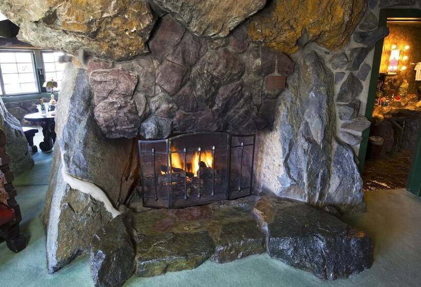 בית מלון כפרי Madonna Inn