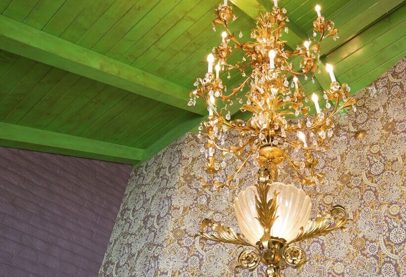 בית מלון כפרי Madonna Inn