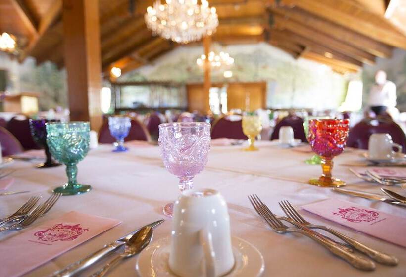 בית מלון כפרי Madonna Inn