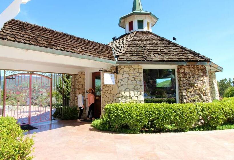 בית מלון כפרי Madonna Inn