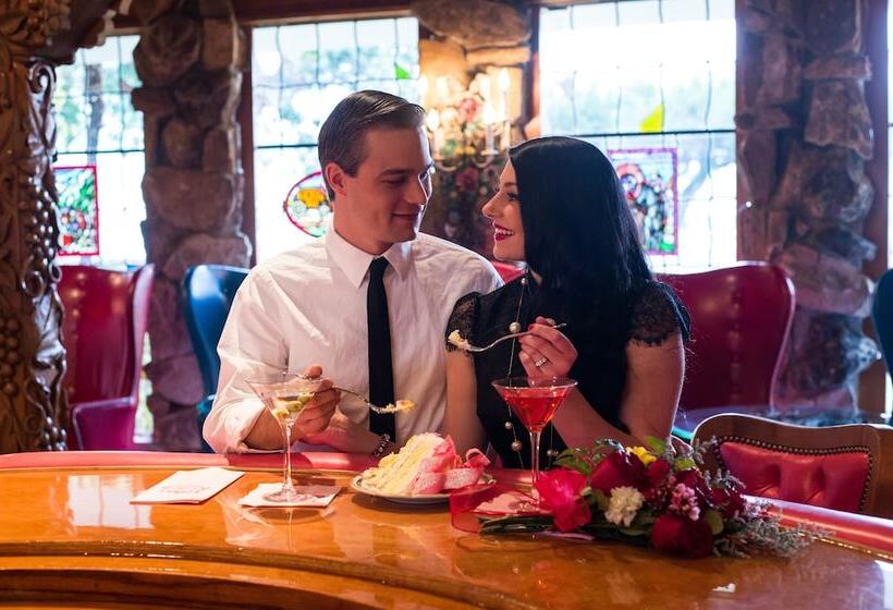 בית מלון כפרי Madonna Inn