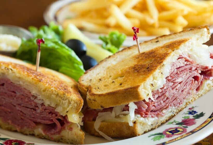 בית מלון כפרי Madonna Inn