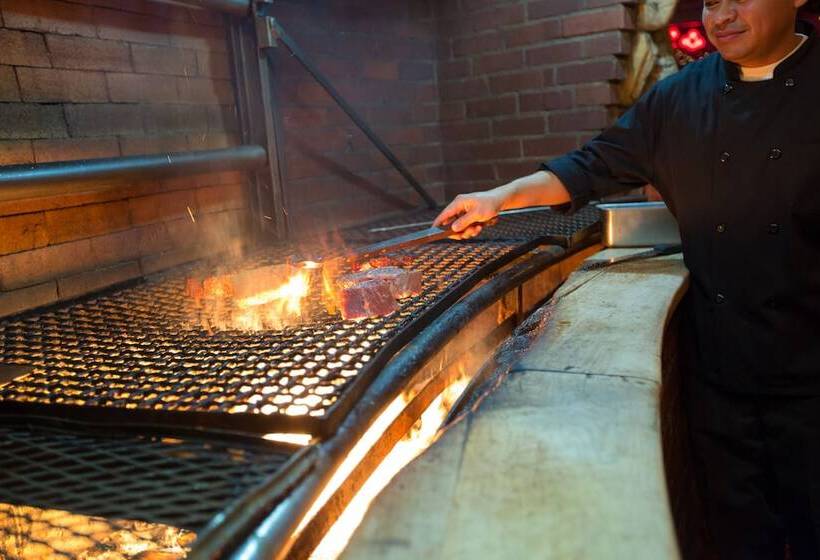 בית מלון כפרי Madonna Inn