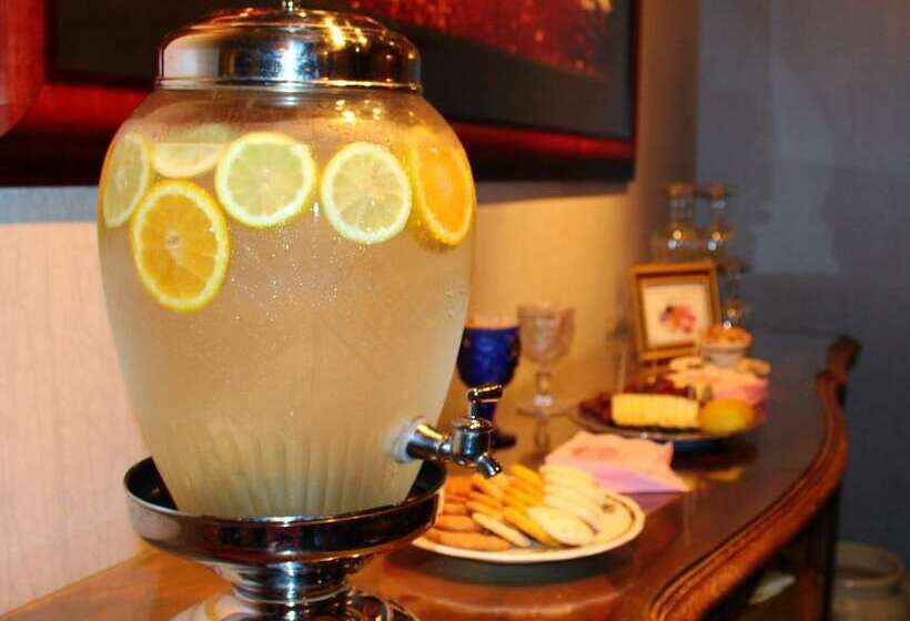 בית מלון כפרי Madonna Inn