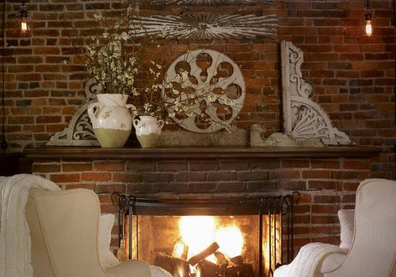 Отель Maison Fleurie, A Four Sisters Inn