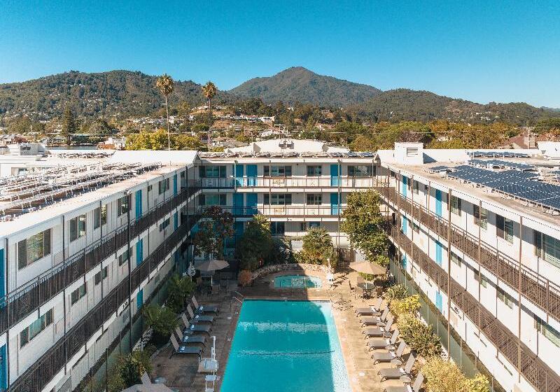 فندق Marin Suites