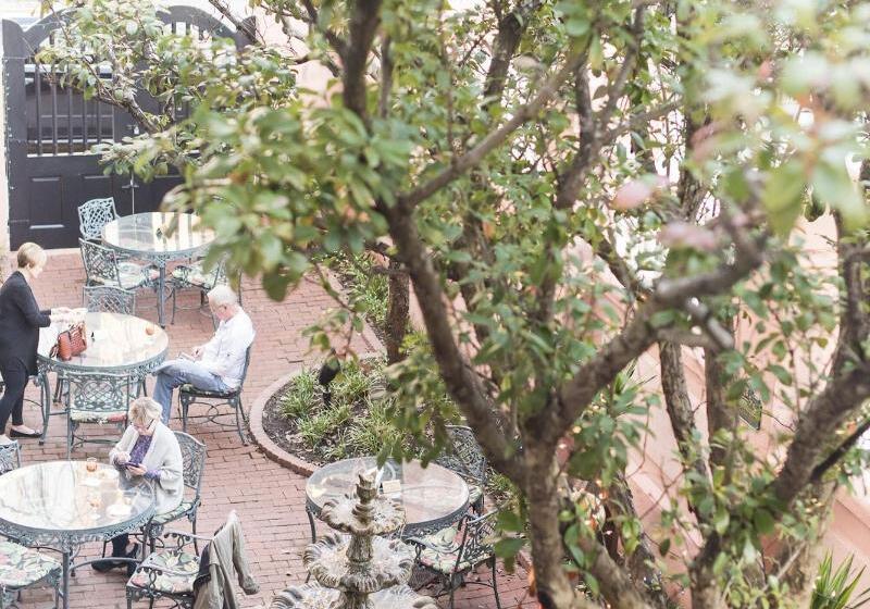 Отель Meeting Street Inn