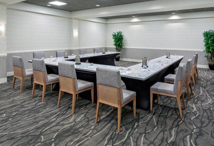 هتل Rochester Airport Marriott