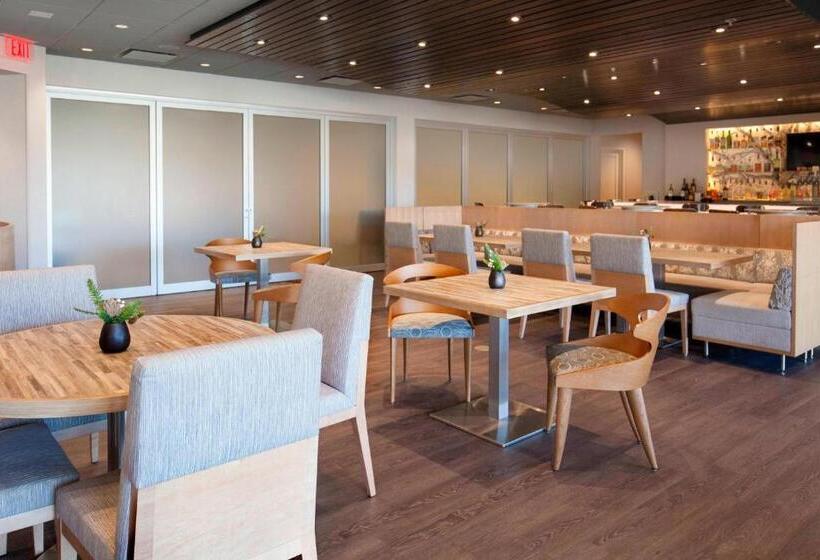 Отель Rochester Airport Marriott