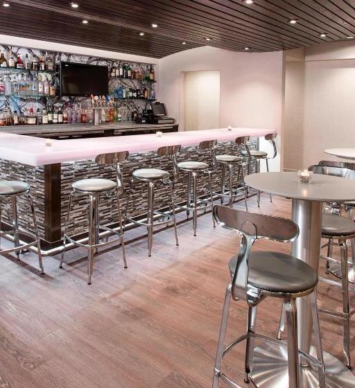 Отель Rochester Airport Marriott