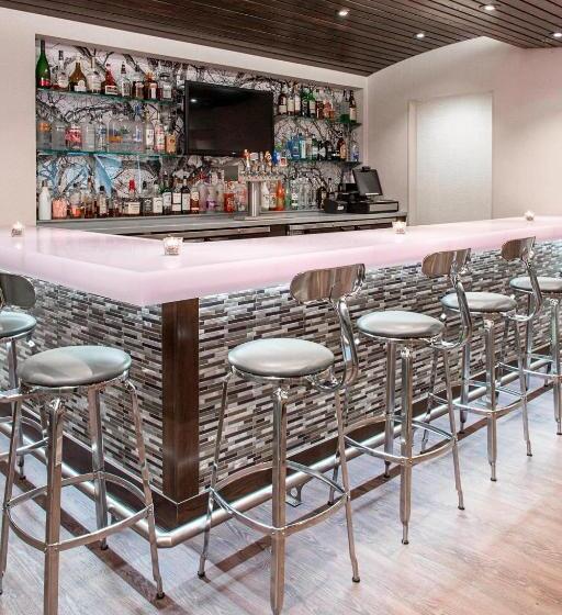 Отель Rochester Airport Marriott