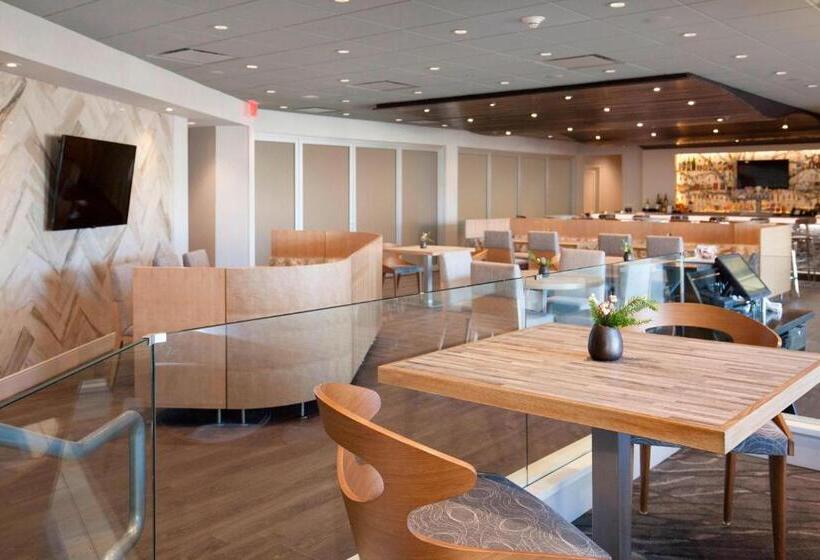 هتل Rochester Airport Marriott