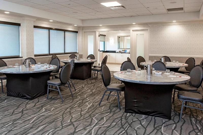 Отель Rochester Airport Marriott