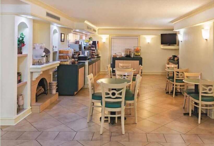 فندق Rodeway Inn