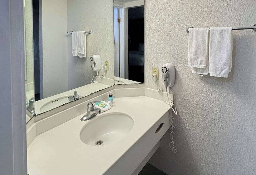 فندق Rodeway Inn