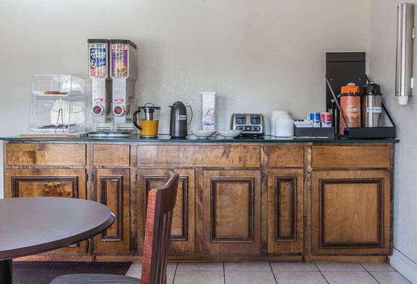 فندق Rodeway Inn & Suites