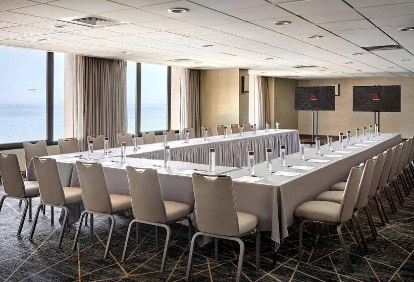 Отель San Francisco Airport Marriott Waterfront