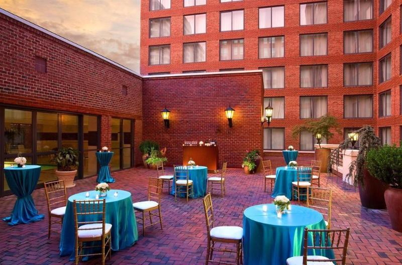 Отель Sheraton Suites Old Town Alexandria