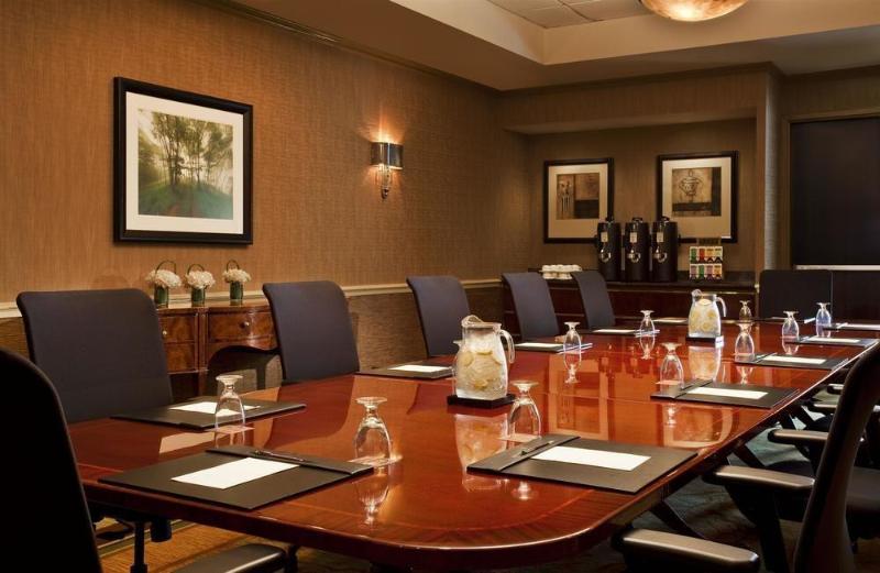 Отель Sheraton Suites Old Town Alexandria