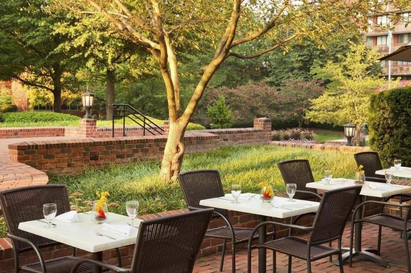 Отель Sheraton Suites Old Town Alexandria