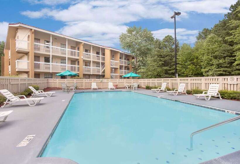 فندق Super 8 By Wyndham Austell/six Flags