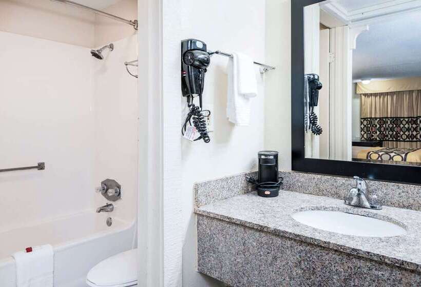 فندق Super 8 By Wyndham Monroe