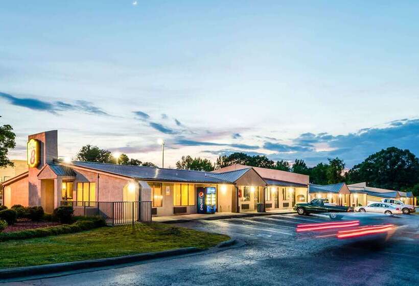 فندق Super 8 By Wyndham Monroe