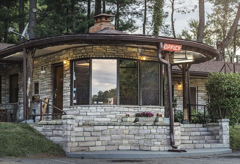 Отель The Mountaineer Inn