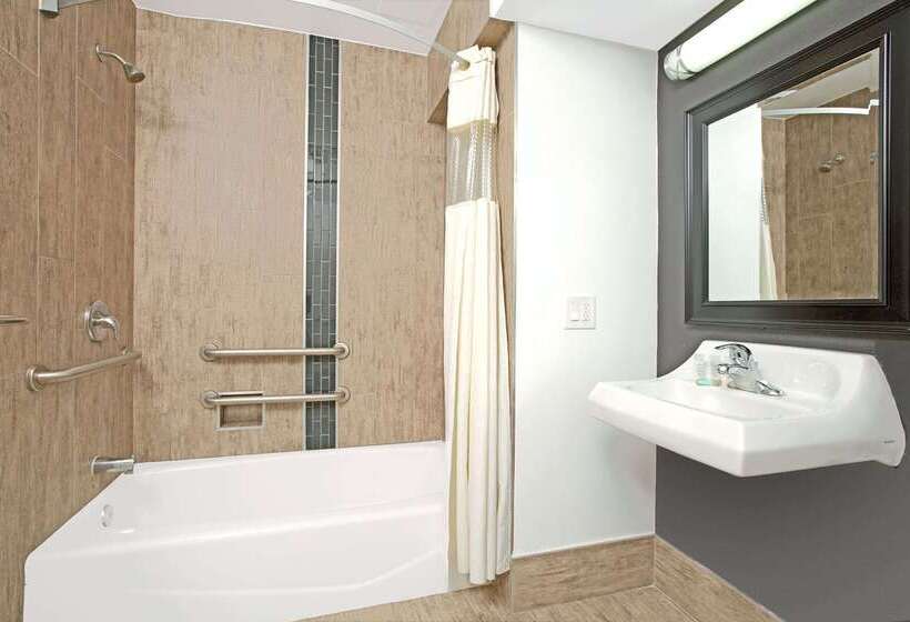 فندق Travelodge By Wyndham Lax
