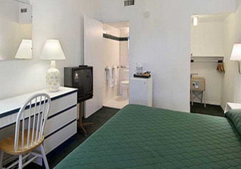 בית מלון כפרי Travelodge Monaco N Miami & Sunny Isles Beach