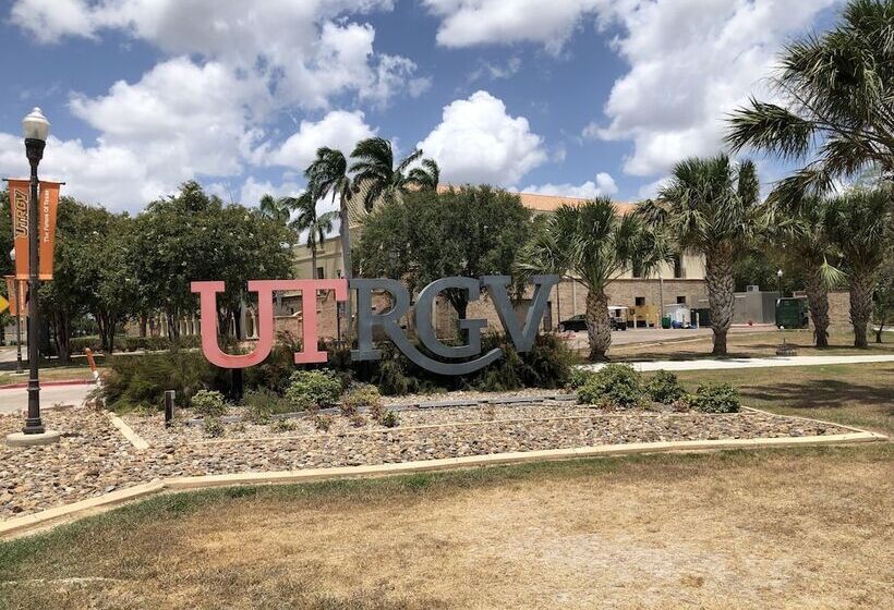 فندق University Inn & Suites