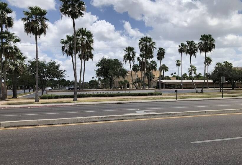 فندق University Inn & Suites