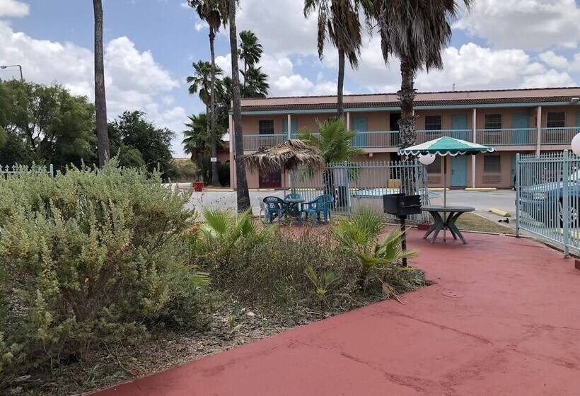 فندق University Inn & Suites