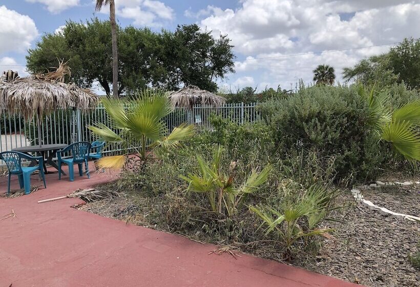 فندق University Inn & Suites